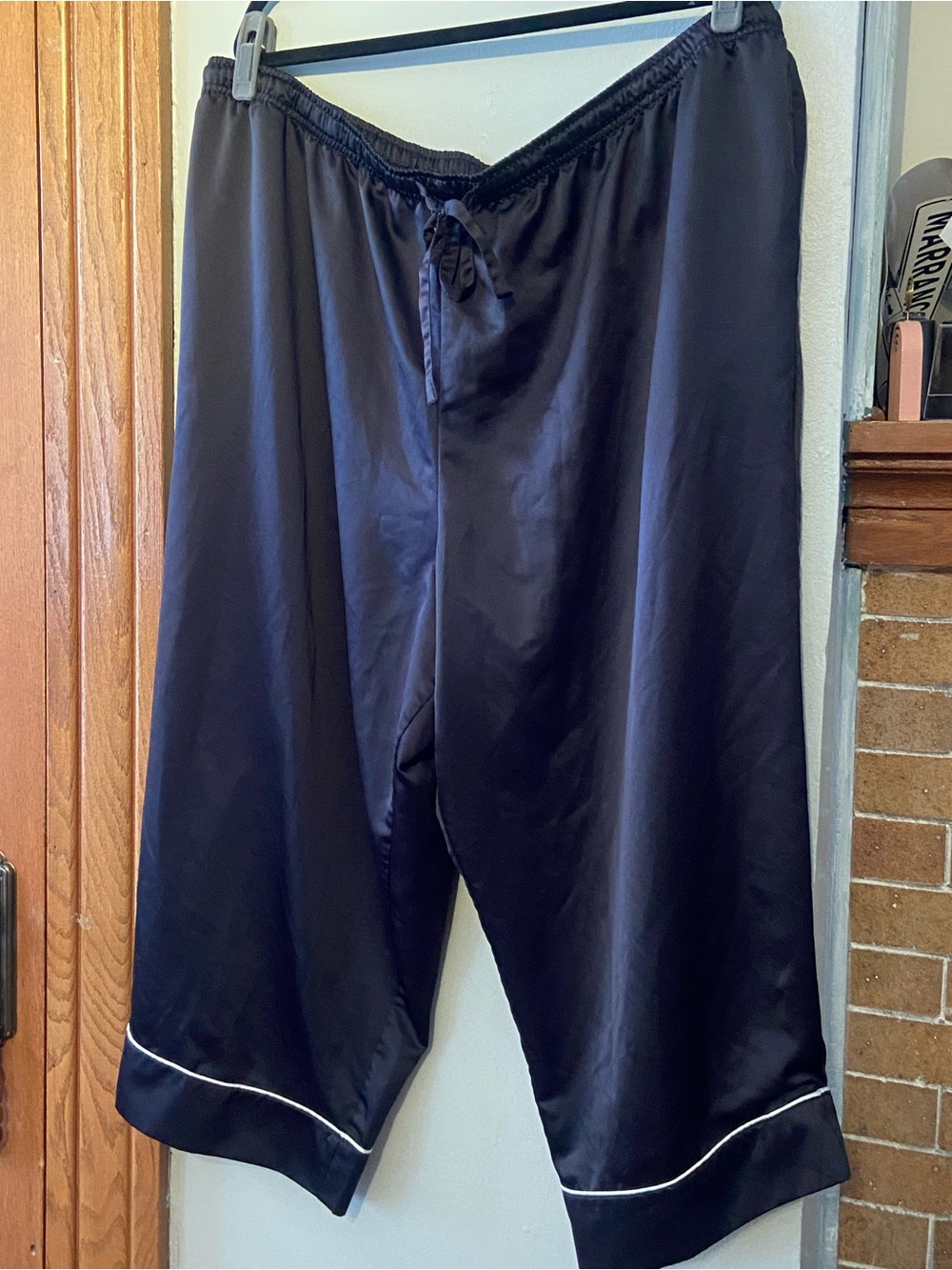 Cabernet wonens 3x EUC Black Satin Lounge Pants with Contrast Piping